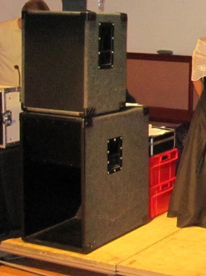 Onderste kast is de MB115B subwoofer, daar bovenop staat de MB115H.