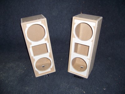 schuimband erop geplakt, de speakers komen vanaf de voorkant op de baffle.