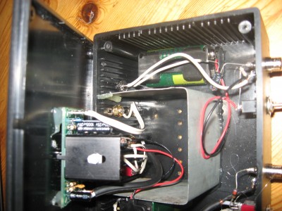 Het gedeelte met de microfoonversterker. Gewoon twee 1,5 volt batterijen erbij gezet en werken dat ding!