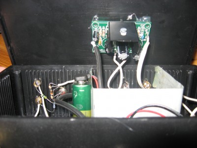 inside, je ziet de velleman met zijn blokbatterij aan de afscherming geplakt. jaja, de versterker is geheel afgeschermd van de andere componenten :)