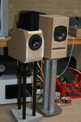Hier het desbetreffende ontwerp, magnetostaat in combinatie met een dayton RS150 (met passive radiator). Rechts een creatie van Tony Gee met een PHL coax, ook leuk...