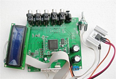 De DTS prologic decoder en voor versterker.<br />Decoder chip is een crystal.
