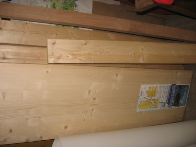 Dit is het hout waar ik mee begin; de plaat aan de linkerzijde, 18 m dik vuren, rechts de blok waarvan de voorzijde word gezaagd.