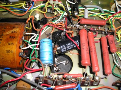 Voedings elco's vervangen, en een losse elco, dat is de blauwe van Philips.<br />Voedings elco is een 100+100 geworden.