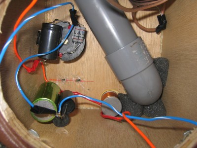 en het woofer deel van t filter zit er ondertussen ook al in.  bedrading verder ook al, hoeft alleen nog maar op de poolklemmen en de speakers aangesloten te worden.  en de pritex en schaap er in uiteraard