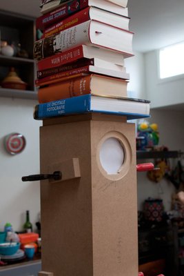 Deksel erop gelijmd, een deel van de boekenkast erop