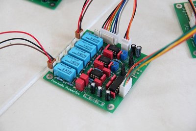 De eigenlijke preamp, 4 inputs (via relais), Bestuurd via de processor.