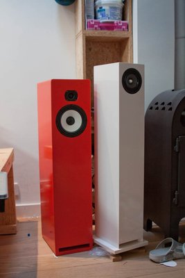 De nieuwe speaker naar zijn "oude" rode broertje