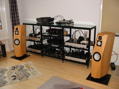 Complete set. Links en rechts op het rack de buizenbakken (met eigen seperate voedingen er onder).