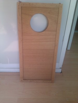 De originele indeling van de voorkanten, hier zat bij de ene speaker geel doek voor en bij de andere rood..