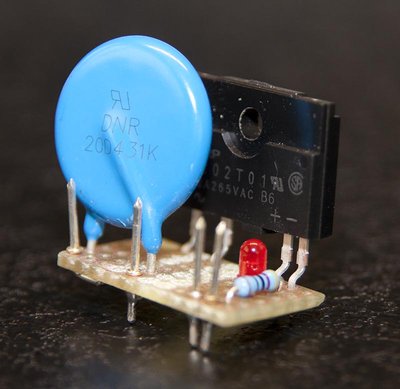 Proto type van het solid state relais dat de eindversterkers moet gaan schakelen. En tevens de 230V uitgang voor voeding van de CD speler en mijn Quad ESL63 speakers.