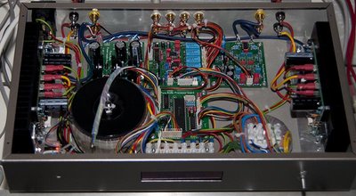 Nu compleet met door de microprocessor gestuurd solid state relais voor het schakelen van de netspannig naar de eindversterkers en de 230V uitgang voor de CD speler enz.