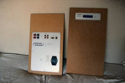 amp achterin, bedienpaneel bovenaan