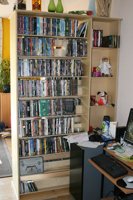 De DVD kant van de kast met wat extra ruimte voor boeken of zo