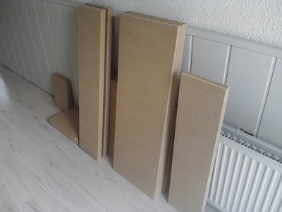 Hier de gaten voor de units gezaagd