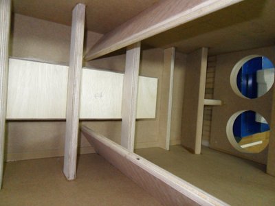 Andere hoek; onderin de kast heb ik 2 schotten gezet, welke beiden onder een andere hoek staan en van de woofer af wijzen.