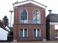 Voorkant gebouw<br />ingaan aan de achtezijde