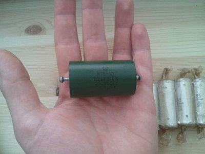 Flinke jongens die K75-10, te groot