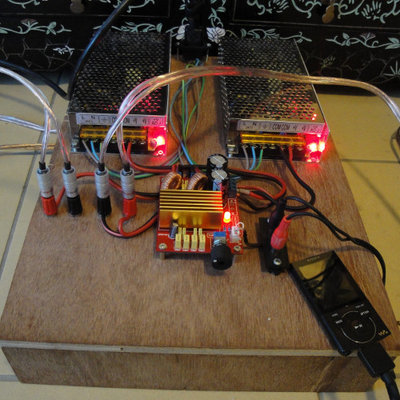 DSC00975.JPG (101.99 KiB) 890 keer bekeken Jaa! Hij doet ut !!<br />Maar de spanningen weer wat omlaag, is nu 25,7 Volt per helft, want het werd een beetje warmpjes.