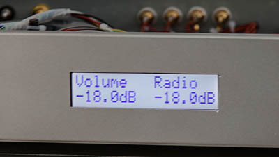 Een van de dingen die op de display kunnen staan. mode is volume regeling (draaiknop) gekozen input = Radio en volume links en rechts staan beide op de display. Balans regeling is duidelijk niet actief anders waren het wel verschillende getallen.