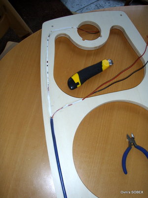 Nadat de kabel op lengte is gestript wordt ze in een bedje van lijm gelegd.