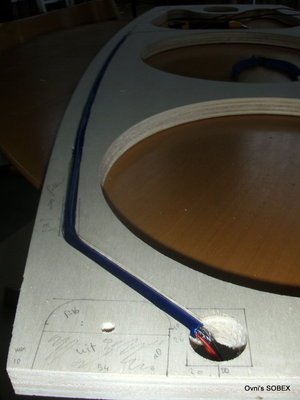 Hier is goed te zien hoe weinig ruimte er is doordat op het laatste moment de unit posities zijn veranderd. Het ronde gat is de plek voor de connector.
