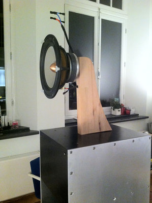 Linkwitz-Orion-midwoofer-floating-in-the-air.jpg