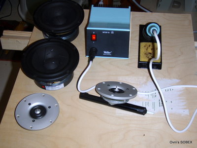 Deze units zijn los geknipt uit de oude speakers. Eerst maar eens de achter gebleven stukjes kabel verwijderen
