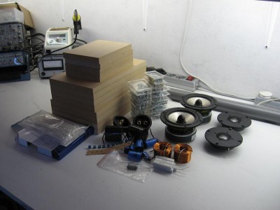 Hier bijna alle onderdelen. Spoelen zijn 1,4mm en de caps zijn de Clarity SA/PX range. Hout laten zagen bij de bouwmarkt en wonderbaarlijk recht:D