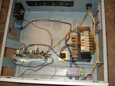binnenzijde van de kast met de voeding voor de volt en ampere meters