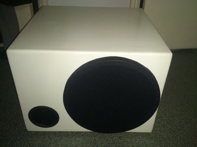 Hoogglans wit gemaakt.Zit een Rel quake 1 woofer in,met nieuwe rand