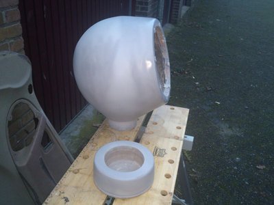 In de primer voor de laatste touches te zien kwa schuren en plamuren.