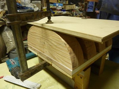 vier maal 6mm mdf vastgevezen op de mal