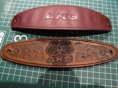 Gestikt en in de Medium Brown Antique Gel gezet.