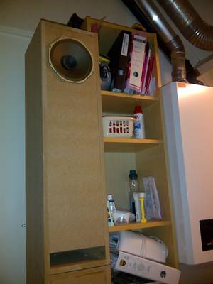 Twee tqwts op elkaar. (Stereo toren?)