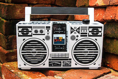 bestandsbron: http://cdn.pocket-lint.com/images/JchW/berlin-boombox-firebox-speaker-preview-0.jpg?20121031-173333