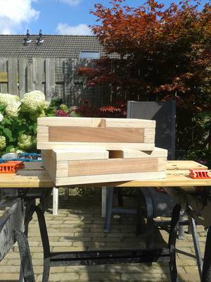 De hardhouten inzetstukjes aan de achterkant van de voeten
