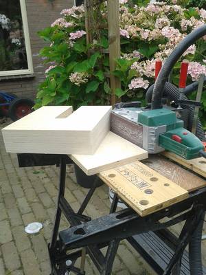 De bandschuur machine op de Workmate bevestigd met een paar lijmklemmen. Dat gaat echt makkelijk zo.