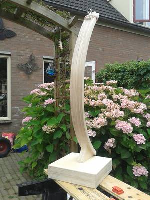 2013-08-25 14.57.31.jpg (304.61 KiB) 340 keer bekeken De standaard is met twee lange schroeven aan de voet bevestigd.