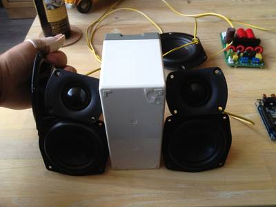 Of deze, (accu komt er niet in) dan kan het een mooi kubusje worden, met de radiators aan de zijkant.