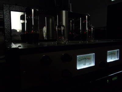 de 2 x 10 watt single ended ampje die helaas niet hard genoeg kan.<br />ik wil nog even hiermee experimenteren met andere bronnen en speakers ed. uiteindelijk wordt deze vervangen door eentje die beter bij de nieuwe dyn speakers passen. zal wel iets met 4 x kt88 worden oid.