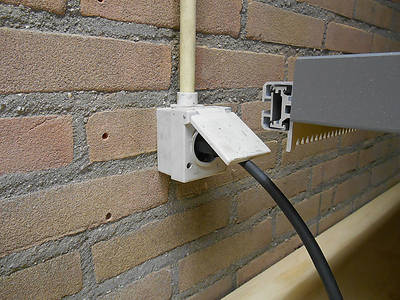 DSCN0148.JPG (124.43 KiB) 3759 keer bekeken En hier het stopcontact. zegt niet zoveel misschien, maar wel dat ie aan vervanging toe is.