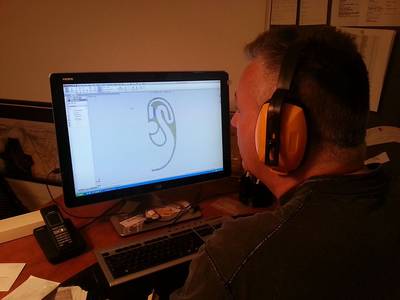 Rob aan aan het werk voor de speakerdraadgleuf