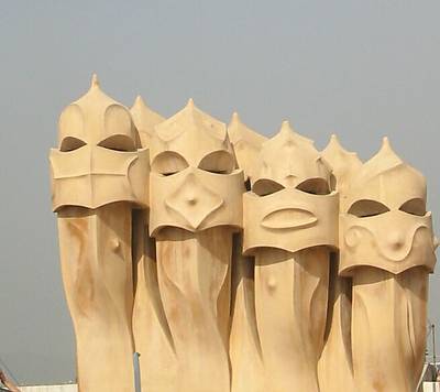 Gaudi_Casa_Mila_rooftop_chimneys_(faces).JPG