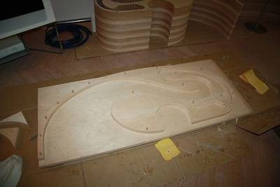 Een testplaat met de gaten voor dwarsstokken gebruik ik even om de versplinteren van het hout tegen te gaan als ik de deuvels erdoorheen sla.
