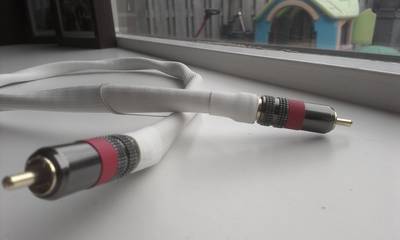 En hier met de positieve markering op de kabel huls. <br /><br />Enige dat niet op deze foto's staat is de bron markering, dit is een simpele zwarte punt op de witte krimpkous aan de bron zijde.