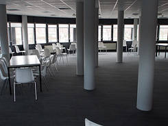 Ruimte 07: 180m2, halfrond en voorzien van redelijk wat pilaren. Hierdoor geen optimale luisterruimte, maar wel zeer geschikt om wat spulletjes uit te stallen en als praatruimte