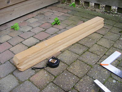 Het idee is om het subje wat beter te laten aansluiten bij de rest van de meubels. Dus 4 latjes gezaagd om er plintjes langs te maken.