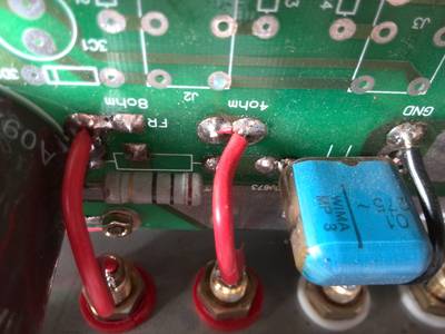 de misterieuze condensator en weerstand die aan de 8ohm zitten.