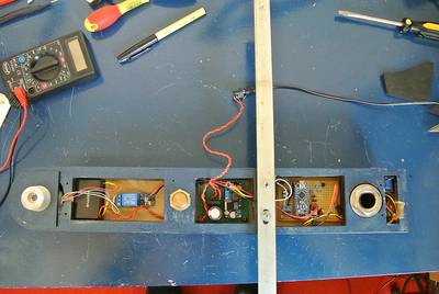 vlnr: motorcondensator en relais, voeding, arduino met toebehoren, servo en IRsensor.
